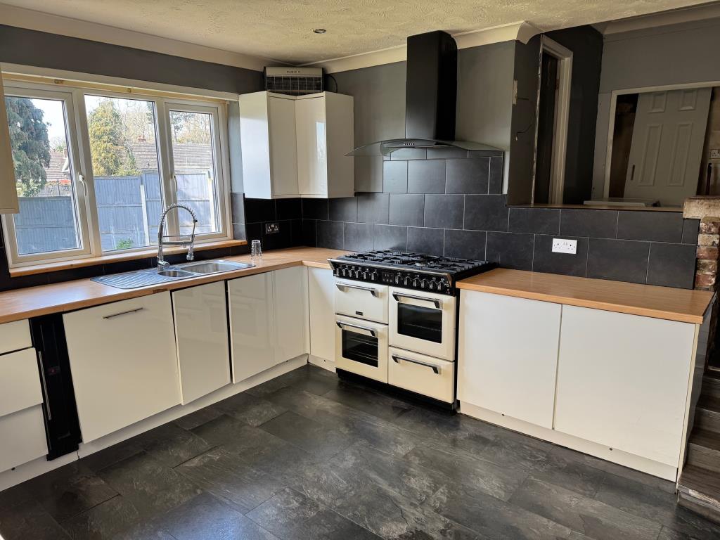 Lot: 124 - DETACHED BUNGALOW ON GOOD SIZE PLOT WITH BRICK OUTBUILDING - Kitchen - view 2
